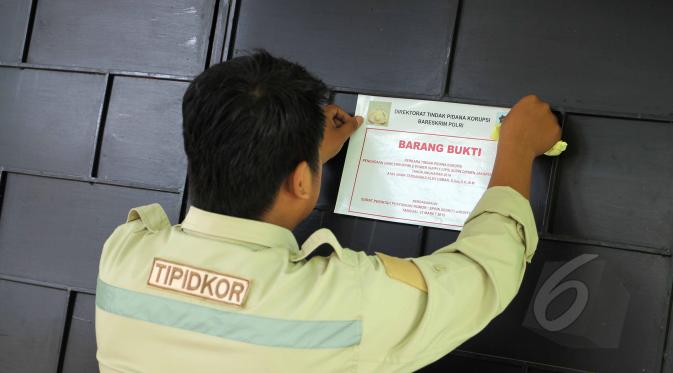 Petugas Tipidkor melakukan penyitaan UPS di sejumlah sekolah di kawasan Kebon Jeruk, Jakarta, Kamis (21/5). Petugas melakukan penyitaan barang bukti UPS anggaran 2014 atas nama tersangka Alex Usman. (Liputan6.com/Helmi Afandi)
