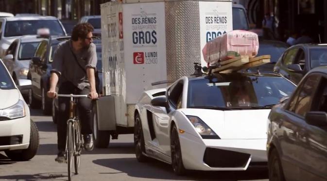 Lamborghini Gallardo ini digunakan sebagai kereta gandeng dalam rangka mempromosikan sebuah acara yang disiarkan stasiun televisi Perancis (Foto: Inautonews). 