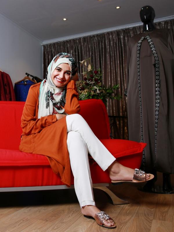 Shireen Sungkar tak hanya menggunakan busana muslim, ia juga menangkap peluang ini dengan membangun brand busana muslim sendiri. (Fathan Rangkuti/bintang.com)