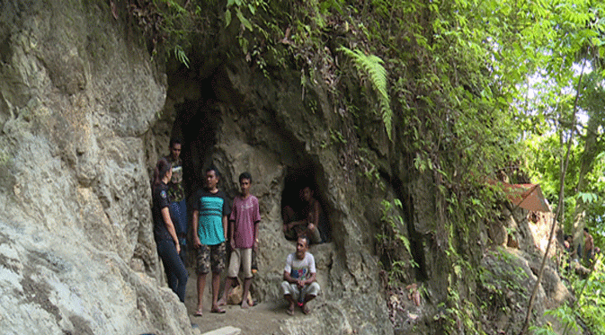 Penambangan batu akik di pulau Kasiruta.