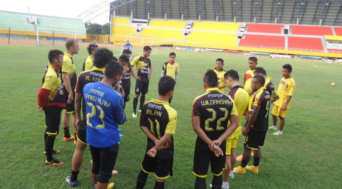 LATIHAN - Sriwijaya FC kembali menggelar latihan tapi tanpa kehadiran sang pelatih, Benny Dollo. (Bola.com/Riskha Prasetya)