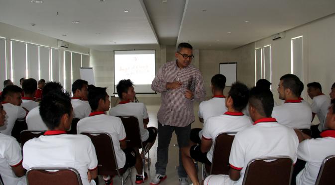 Farhan melatih skuat Bali United public speaking (Dewi Divianta)