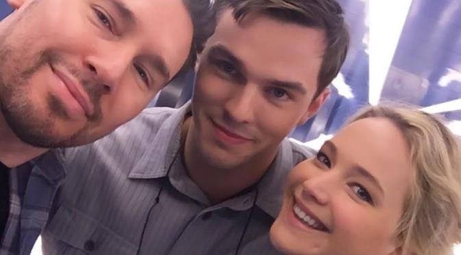 Foto Jennifer Lawrence dan Nicholas Hoult yang diunggah oleh Bryan Singer. (via Etonline)