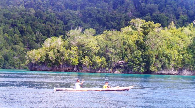 Dua orang penduduk Pulau Papan di atas perahu. 