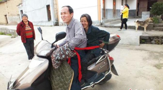 Demi dapat merawat ibunya, pria ini selalu membawa serta sang ibu yang menderita penyakit alzheimer ke kantornya. (Foto: Chinanews.com)