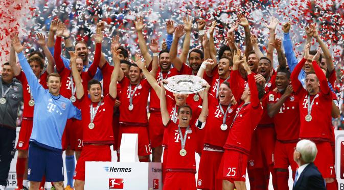 Bayern Muenchen angkat trofi Bundesliga 2014-2015