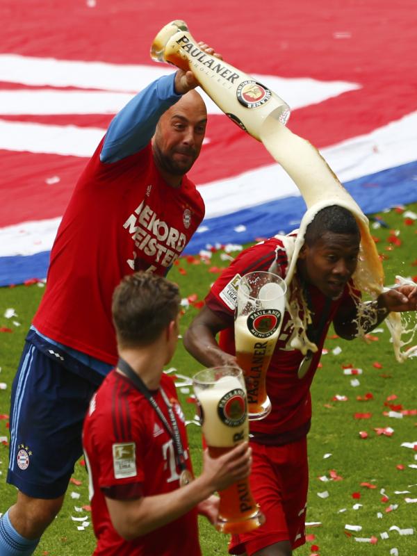 Kiper Bayern Muenchen, Pepe Reina siram David Alaba dengan bir 