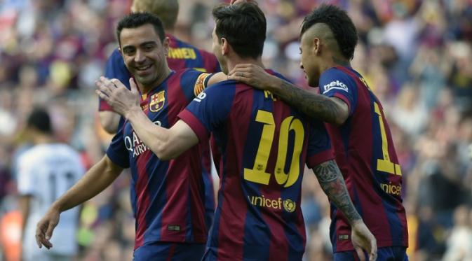  Xavi Hernandez (kiri) saat masih membela Barcelona bersama Lionel Messi dan Neymar. (AFP/Lluis Gene)