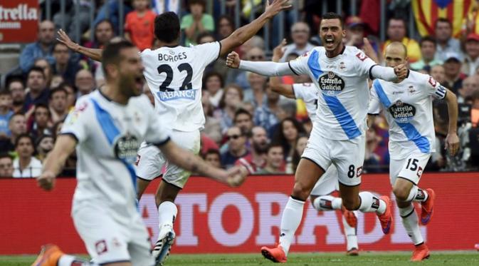 Para pemain Deportivo La Coruna merayakan gol ke gawang Barcelona (LLUIS GENE / AFP)