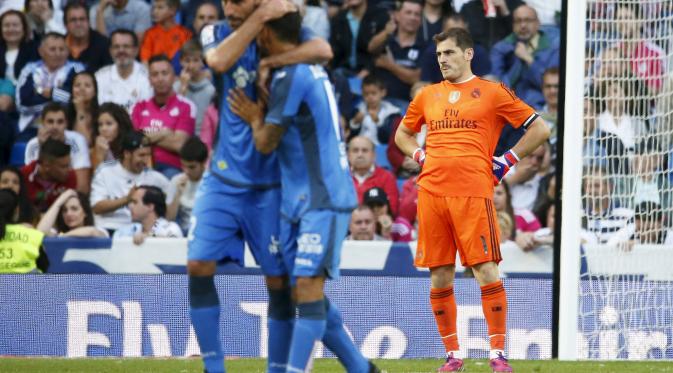 Kiper Real Madrid Iker Casillas terdiam setelah gawangnya kembali dijebol pemain Getafe (REUTER/Juan Medina)