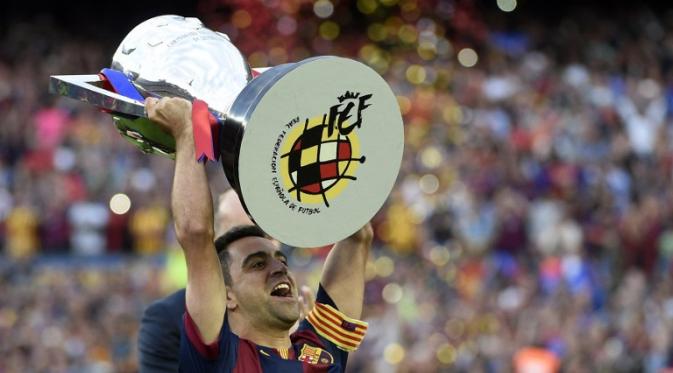 Detik-detik pengangkatan trofi juara Barcelona oleh Xavi