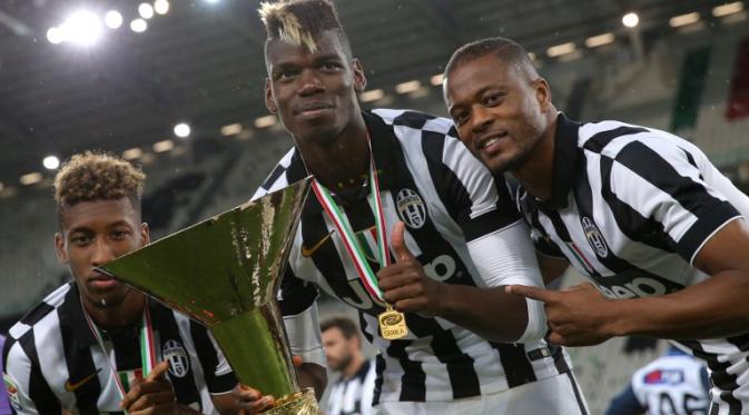 Paul Pogba, Patrice Evra, dan Kingsley Coman bersama-sama larut dalam kebahagiaan usai merengkuh scudetto 9AFP PHOTO / MARCO BERTORELLO)