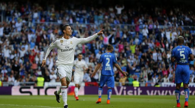 HATTRICK - Cristiano Ronaldo berhasil mencetak tiga gol sekaligus membawa Real Madrid melumat Getafe 7-3. Berkat hattrick tersebut, Ronaldo mengoleksi 48 gol dan berhak menyandang predikat El Pichichi. (AP Photo/Daniel Ochoa de Olza)