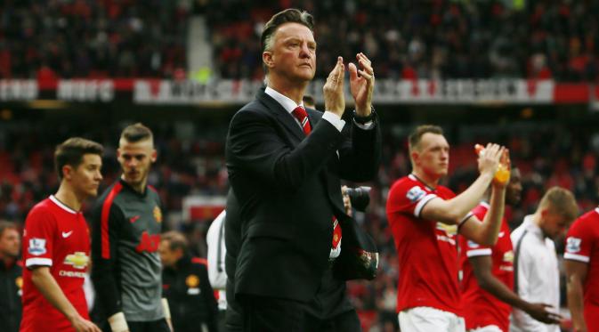 Manchester United manager Louis van Gaal applauds fans during a lap of honour after the game Action Images via Reuters / Jason Cairnduff