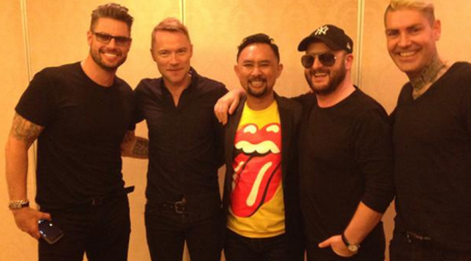 Ronal Surapradja diantara personel Boyzone. (Twitter @RockNal)