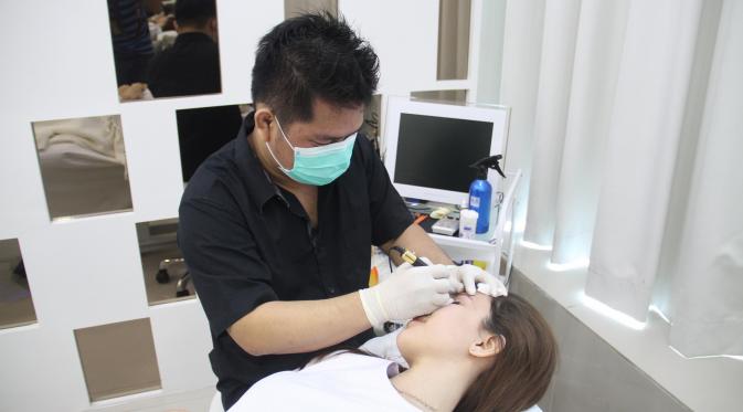 Michelle Joan sedang treatment alis (dok Bintang.com)