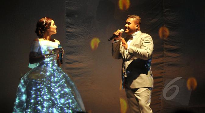 Penampilan duet Raisa dengan Mike Mohede konser perdananya yang bertajuk Pameran Utama Live in Concert di Istora Senayan, Jakarta, Minggu (24/5/2015) malam. (Liputan6.com/Panji Diksana)