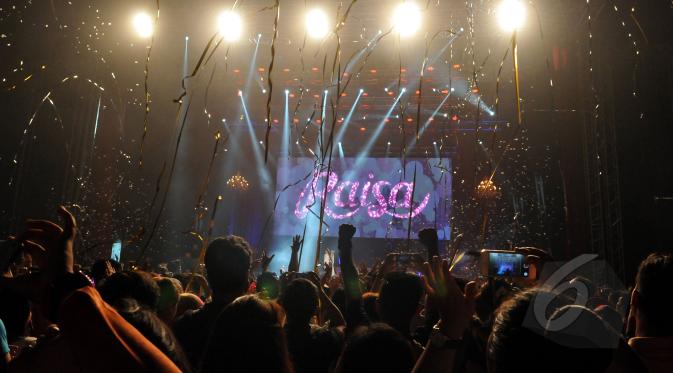 Disela penutup konser tunggal Raisa, suasana panggung semakin manis dengan tembakan konvertes dan balon-balon putih, di Istora Senayan, Jakarta, Minggu (24/5/2015). (Liputan6.com/Panji Diksana)