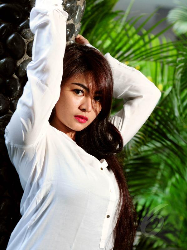 Model majalah dewasa, Vitalia Sesha membagikan rahasia tubuh seksinya saat berbincang dengan Liputan6.com di apartemennya di kawasan Tebet, Jakarta, Minggu (24/5/2015). (Liputan6.com/Faisal R Syam)