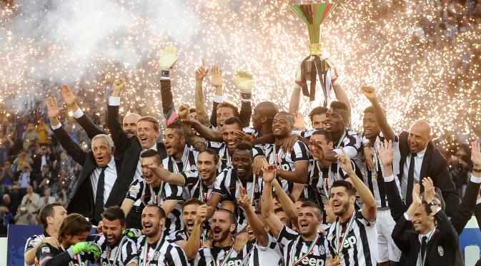 Pemain Juventus saat merayakan scudetto musim lalu. Mungkinkah sukses ini mereka ulang di akhir musim nanti?  (Reuters/Giorgio Perottino)