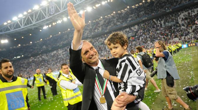 Pelatih Juventus, Massimiliano Allegri melambaikan tangan ke pendukung Juventus saat perayaan gelar Serie A 2014-15 di Juventus Arena, Italia, (23/5/2015). Ini merupakan Gelar ke-31 Juventus di Serie A. (Reuters/Giorgio Perottino)