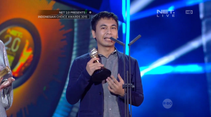 Raditya Dika mendapatkan piala di Indonesian Choice Awards. Foto: Twitter (@netmediatama)