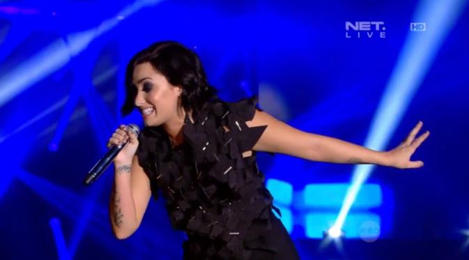 Demi Lovato saat tampil di Indonesian Choice Awards (Foto: Facebook.com/netmediatamaindonesia)