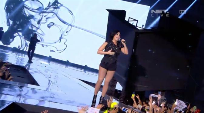 Demi Lovato saat tampil di Indonesian Choice Awards (Foto: Facebook.com/netmediatamaindonesia)