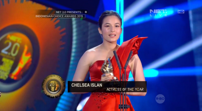 Chelsea Islan menerima piala di Indonesian Choice Awards. Foto: Twitter (@netmediatama)