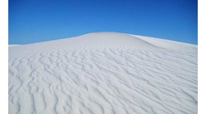 Ketika bisa melihat gurun dipenuhi pasir cokelat, tetapi berbeda dengan di New Mexico, yang ada hanyalah gurun pasir putih.