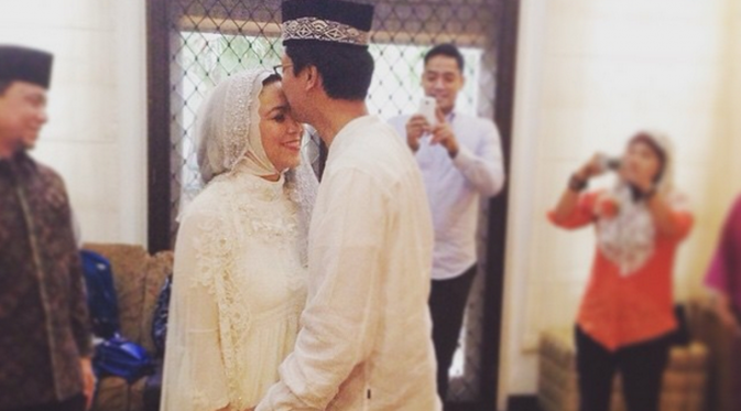 Marshanda mengabadikan pernikahan kembali sang bunda, Riyanti Sofyan. (Instagram @marshanda99)