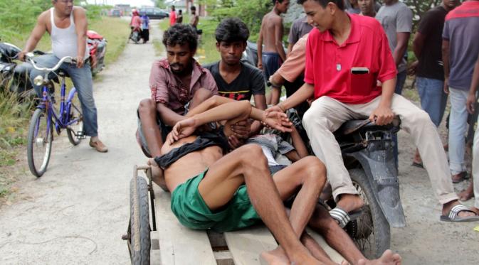 Suku Rohingya yang pingsan sedang dipindahkan ke tempat pengungsian