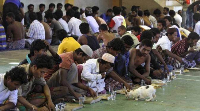 Suasana Suku Rohingya yang sedang makan bareng di pengungsian