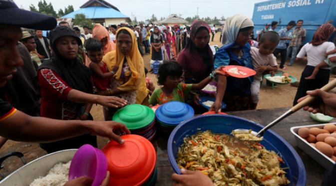 Pembagian makanan untuk Suku Rohingya