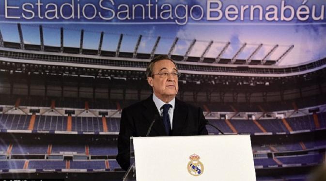 Florentino Perez memberikan pemgumuman pemecatan Ancelotti dalam konferensi pers
