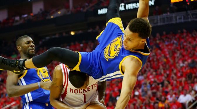 Stephen Curry terjatuh saat gim keempat Golden State Warriors vs Houston Rockets (AFP / Ronald Martinez)