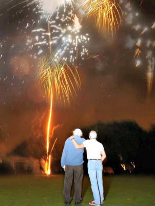 Jack Haley, ayah Annette Maunder dan suaminya Gary Maunder, saat menyaksikan abu Annete jadi kembang api Annete di langit (Foto: SWNS) 