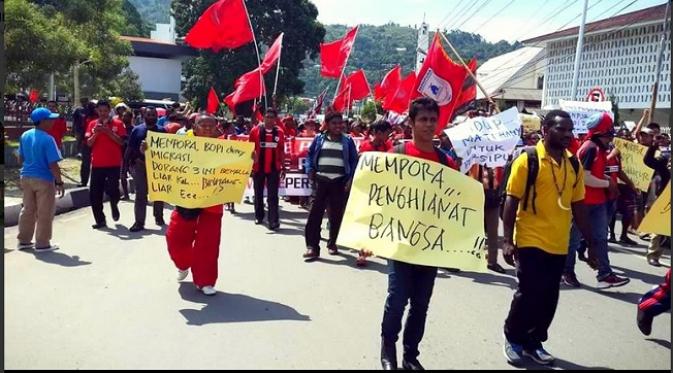PROTES - Persipura Mania mengecam PSSI dan BOPI lewat spanduk dan pamflet mereka. (Twitter)