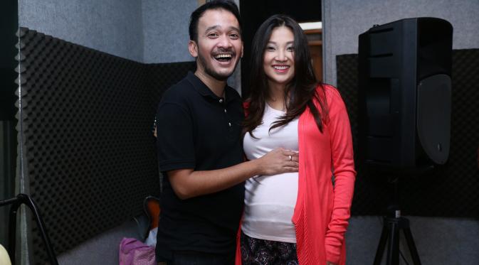 Ruben Onsu dan Sarwendah Recording Lagu Kaulah 'Buah Hatiku' (Foto: Wimbarsana/Bintang.com)
