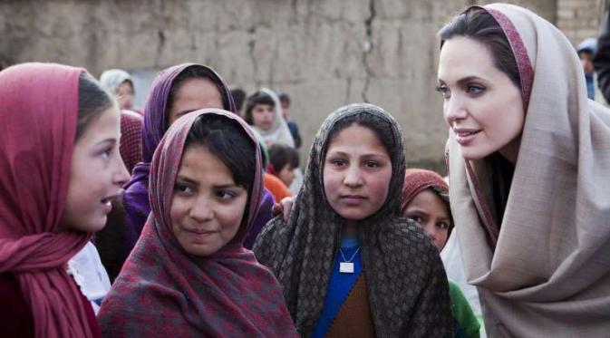 Tugas Angelina Jolie yang membuat Kim Kardashian iri saat mengunjungi salah satu wilayah di Pakistan, beberapa waktu lalu.