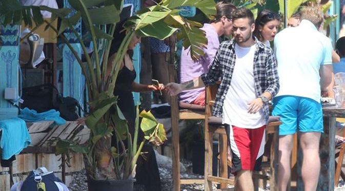 Liam Payne dan Sophia Smith di Afrika Selatan. (foto: Mirror.co.uk)