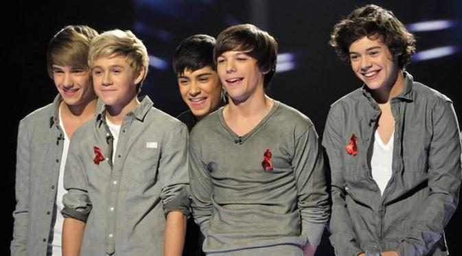One Direction di panggung The X Factor saat masih dalam tahap penjurian. (foto: Mirror.co.uk)