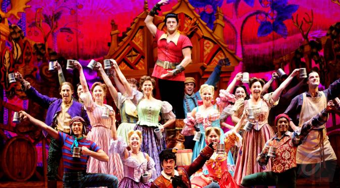 Pertunjukan drama musikal bertajuk ‘Beauty and The Beast The Original Broadway Musical Spectaculer’ diselengarakan di Ciputra Artpreneur, Jakarta (26/5/2015). (Liputan6.com/Faisal R Syam)