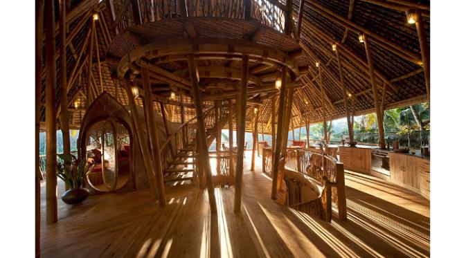 Rumah besar ini dibangun dengan menggunakan bambu sebagai material utama.