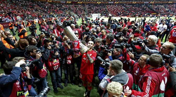 Sevilla's Aleix Vidal is surrounded by photographers as he celebrates with the trophy after winning the UEFA Europa League Final Reuters / Carl Recine