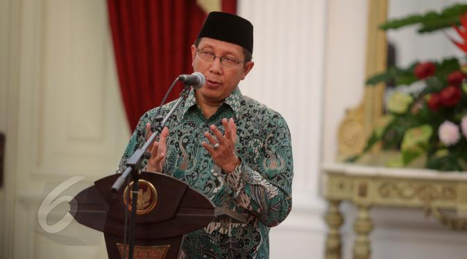Menag, Lukman Hakim Saifuddin saat memberikan Keterangan Pers terkait penurunan Biaya Penyelenggaraan Ibadah Haji (BPIH) Tahun 2015 di Istana Merdeka. Jakarta, Rabu (27/5/2015). (Liputan6.com/Faizal Fanani)