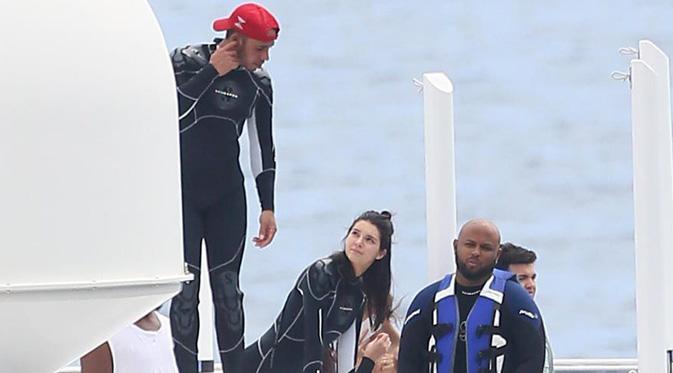 Kendall Jenner dan Lewis Hamilton saat menghabiskan waktu bersama di kapal pesiar menuju Monaco. (foto: express.co.uk)