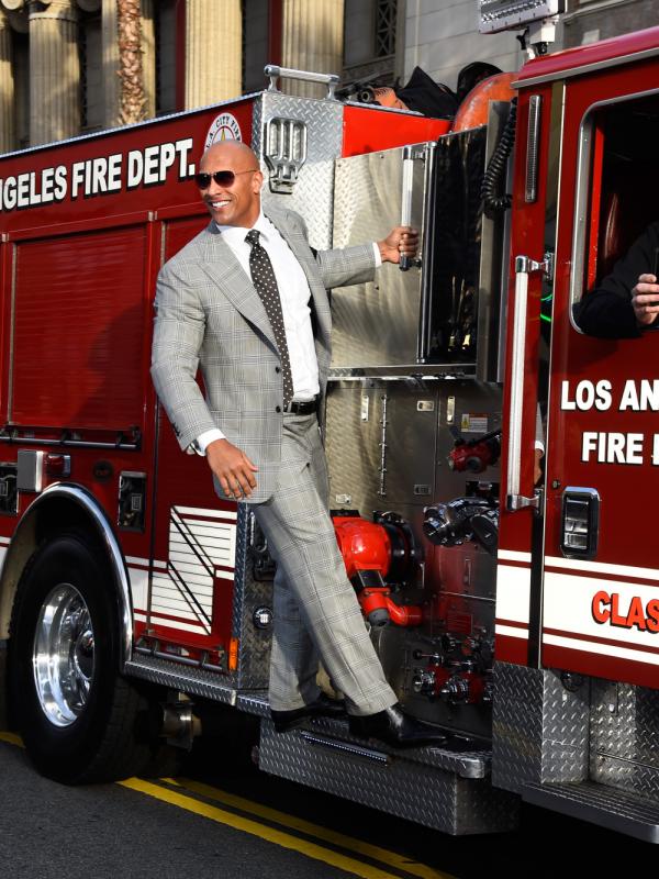 Dwayne Johnson alias The Rock memilih mobil pemadam kebakaran Los Angeles Fire Department sebagai kendaraan menuju premiere San Andreas.