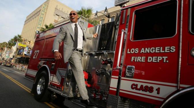 Dwayne Johnson alias The Rock memilih mobil pemadam kebakaran Los Angeles Fire Department sebagai kendaraan menuju premiere San Andreas.
