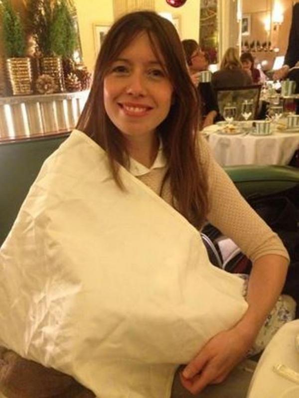 Ibu ini diminta menutupi payudaranya ketika sedang menyusui di sebuah hotel mewah di London, Inggris (Via: http://koranyogya.com/)
